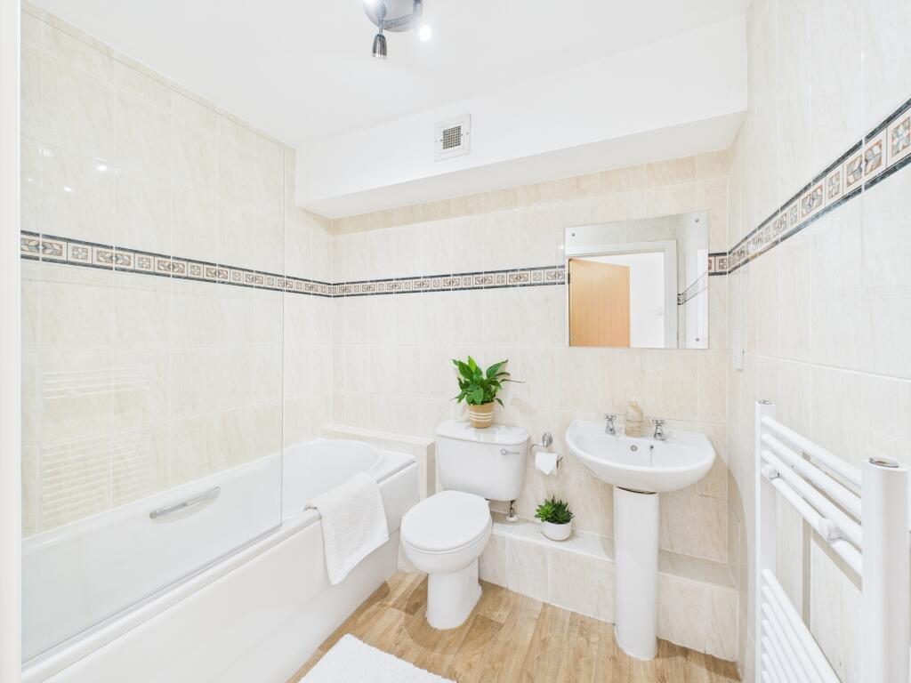 CAM03674G0-PR0412-STILL008