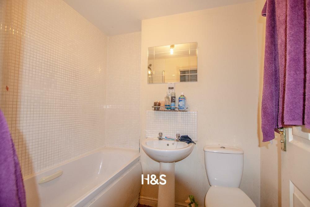 12 cardiff grove bathroom.jpg