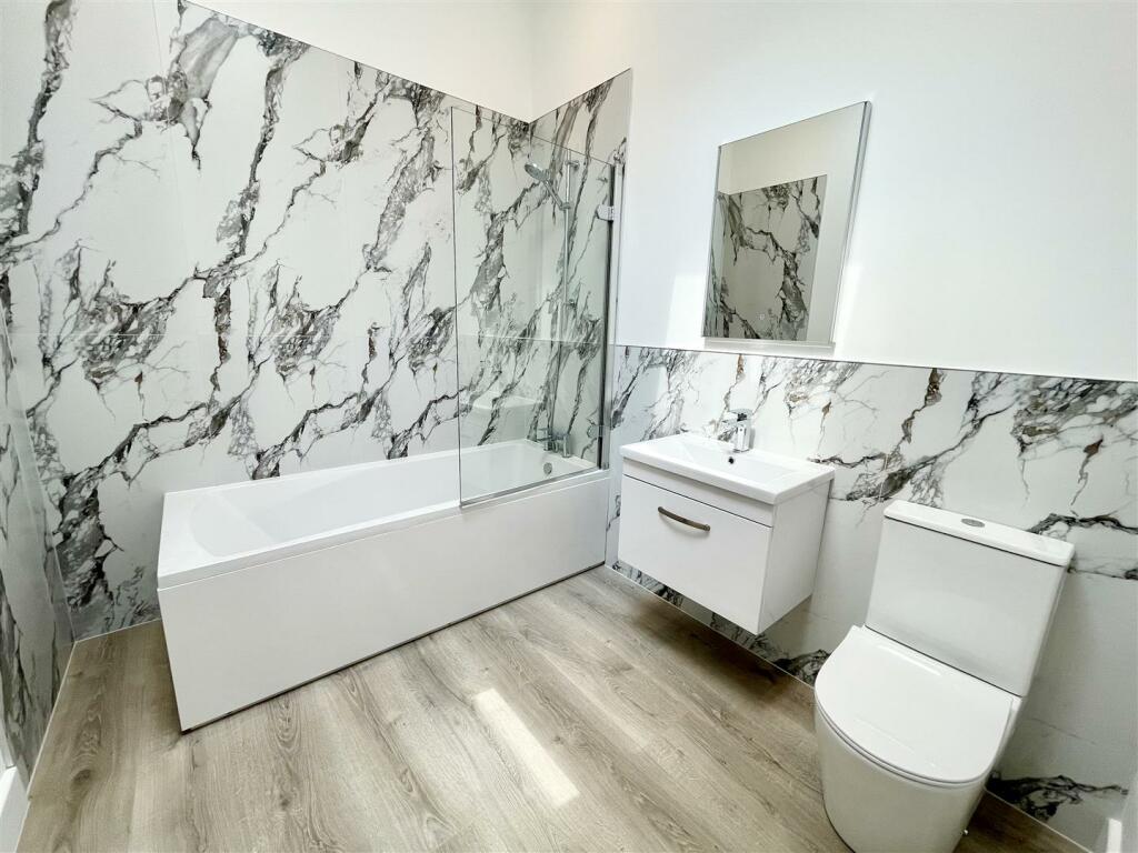 9. Family Bath.jpg