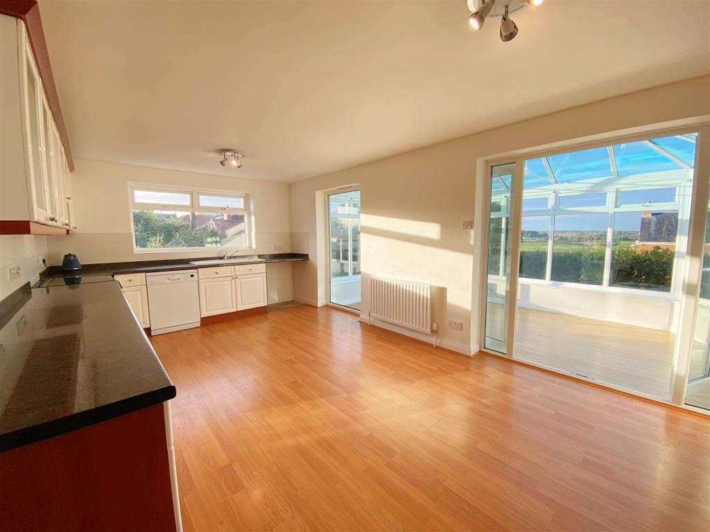 Kitchen pic 1.jpg