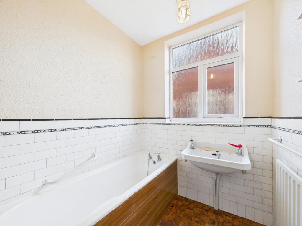 CAM02386G0-PR0142-STILL038