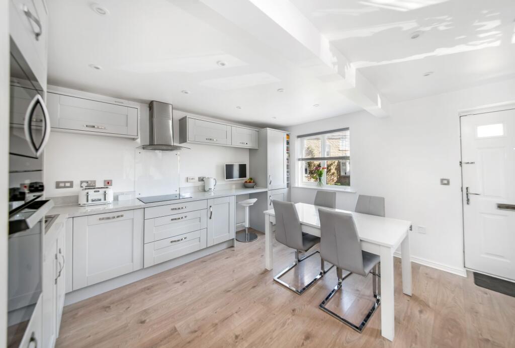 OPEN-PLAN DINING KITCHEN