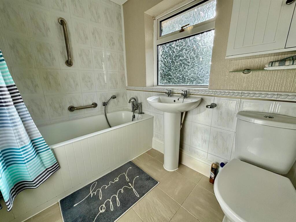 Bathroom / WC: