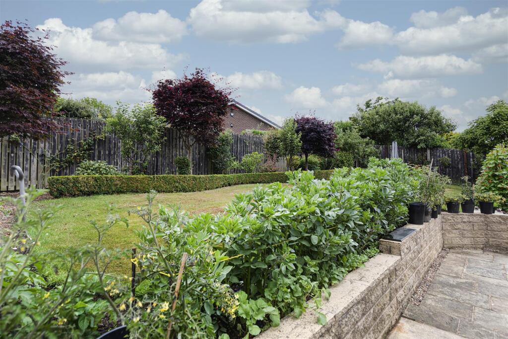 Bramleys Estate Agents - Gleneagles Way - Fixby (4