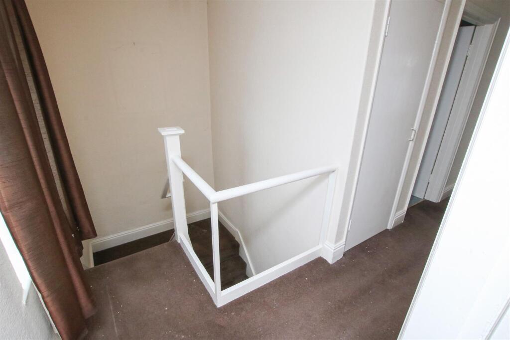 FIRST FLOOR LANDING