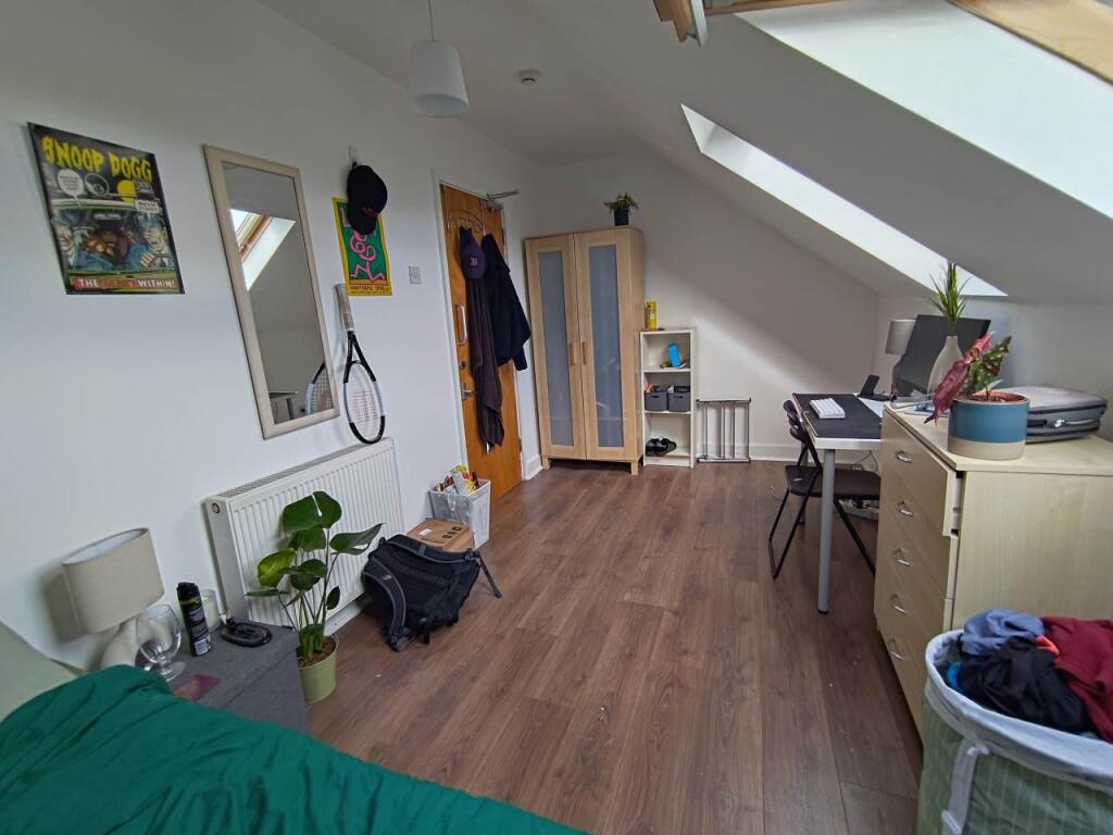 Attic front bedroom 