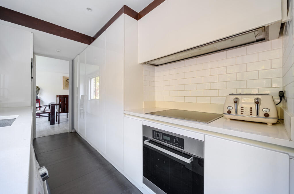 1372182-6-68fb637...