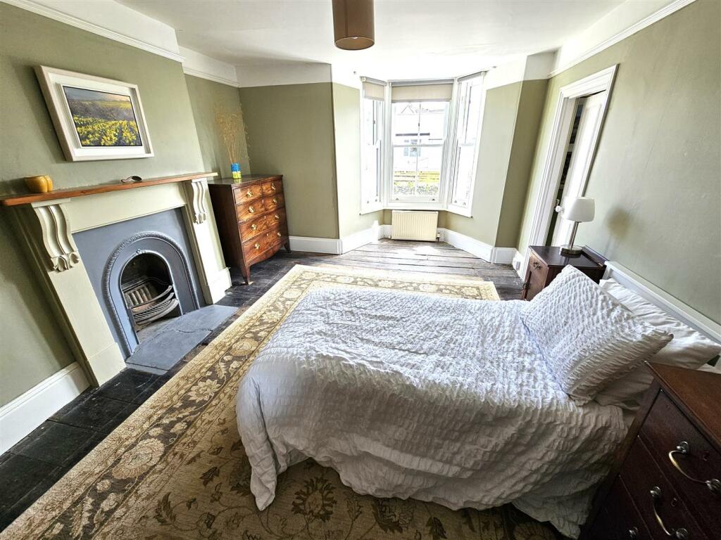 Bedroom 1.jpg