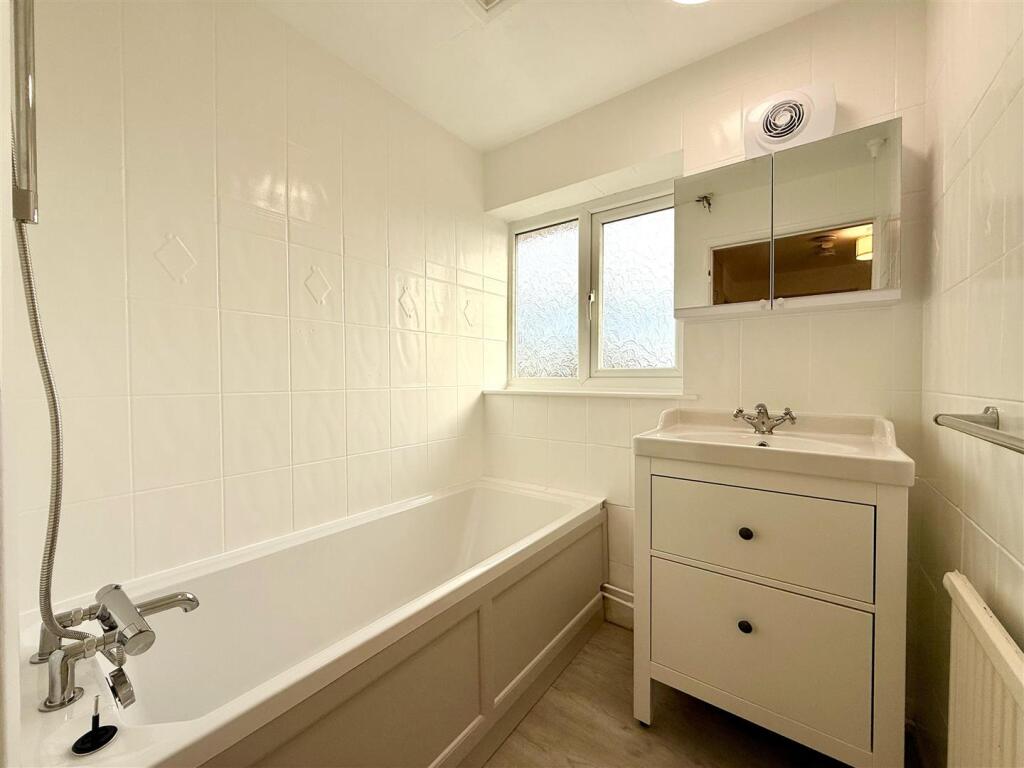 Bathroom (2).jpg