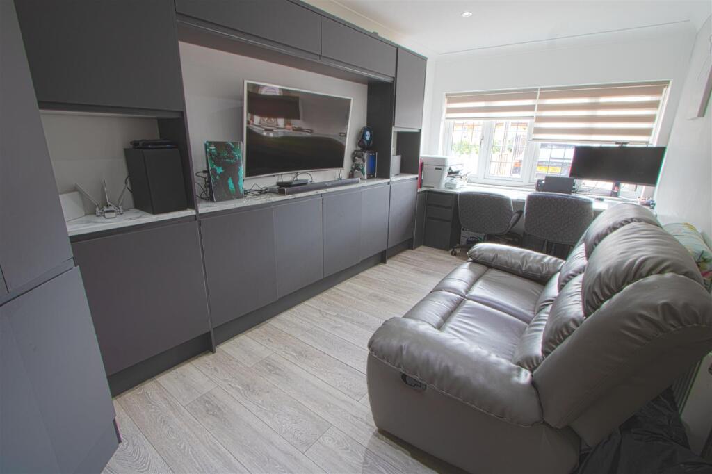 FAMILY ROOM.jpg