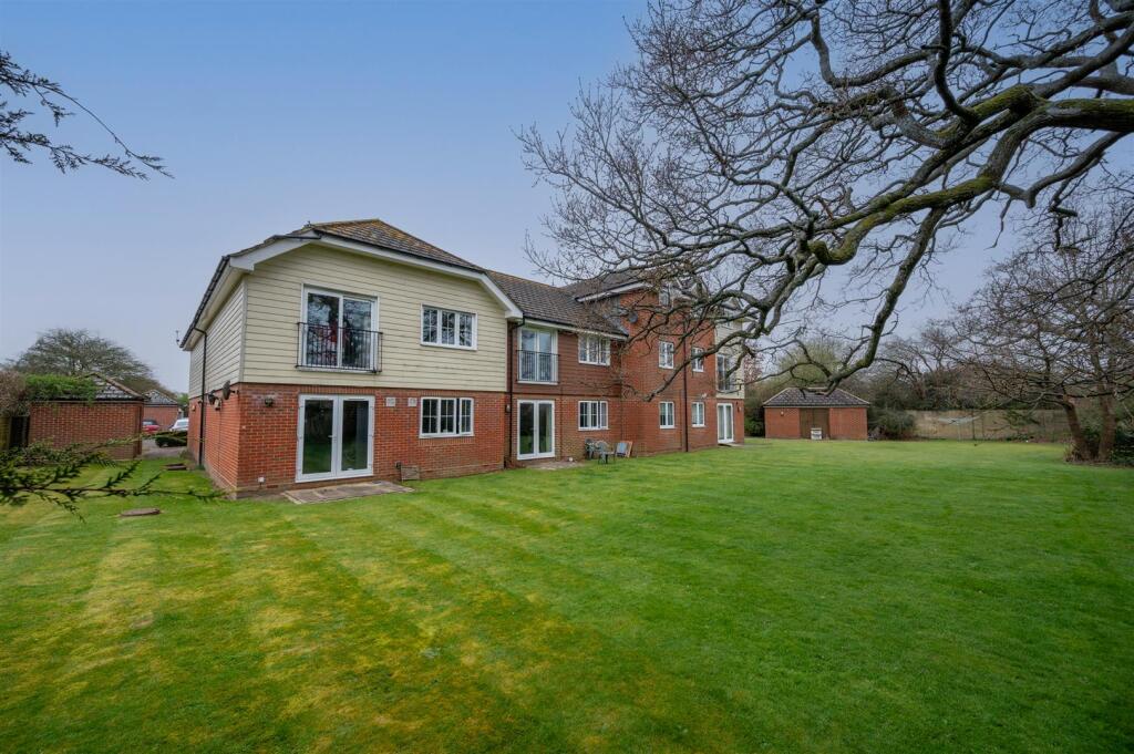 Flat 14 88 90 Hambledon -Road 25 16.jpg