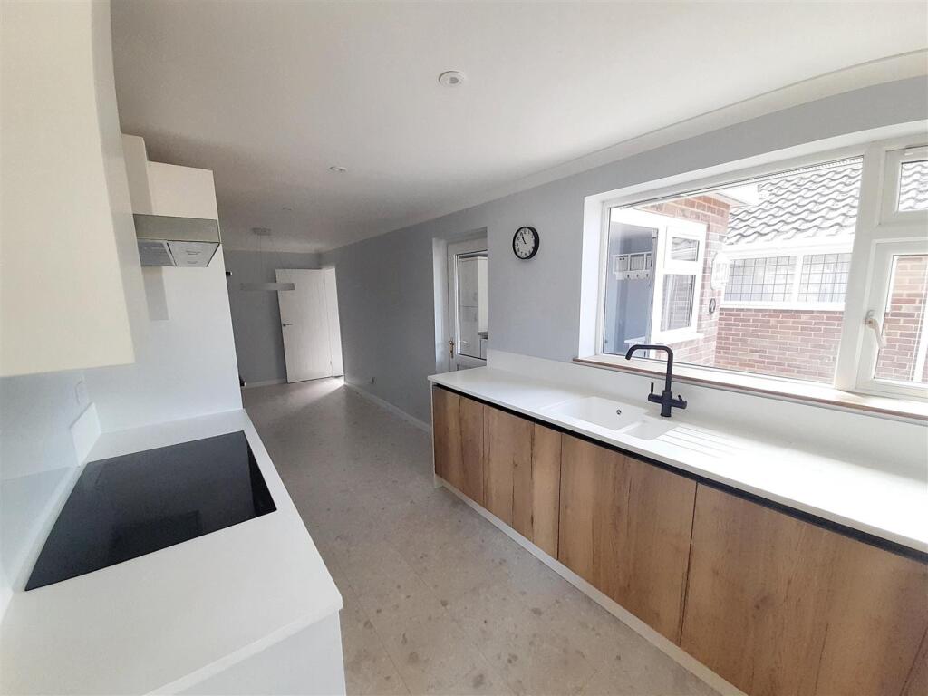Kitchen 1 new.jpg