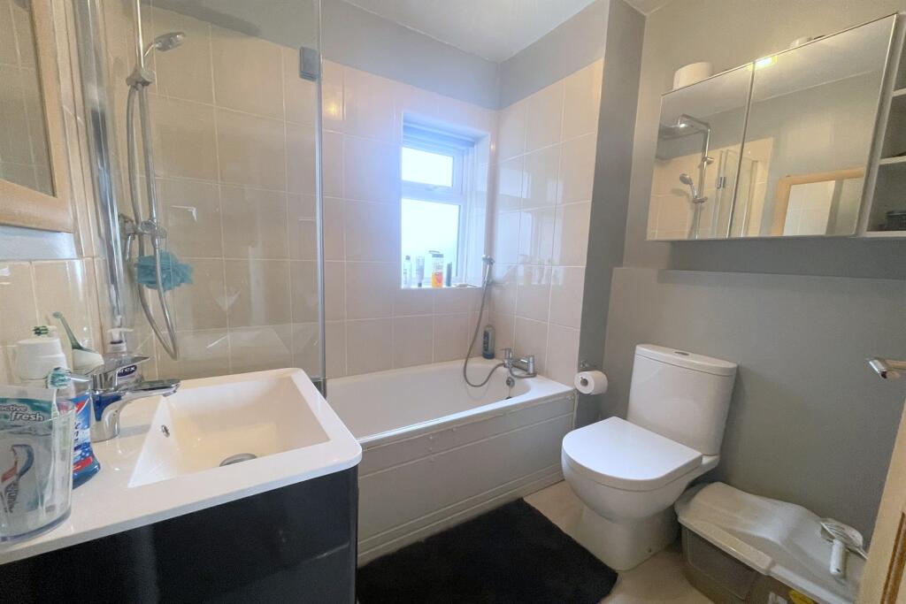 Modern Bathroom with