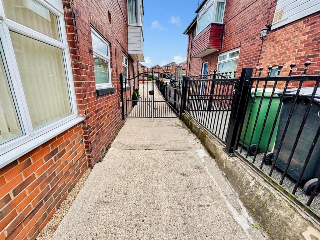 Off Street Parking / Driveway / Single Garage: