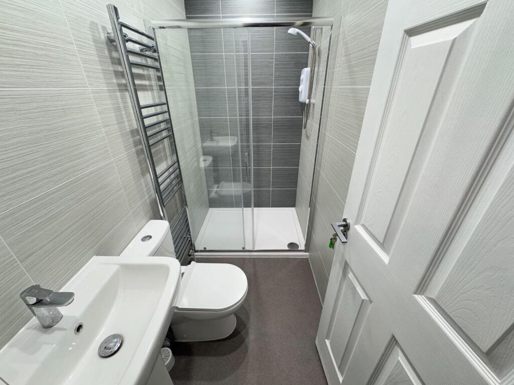 GROUND FLOOR SHOWER ROOM