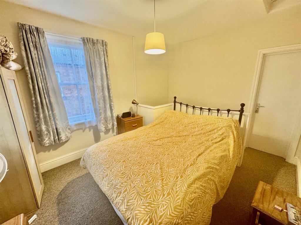 Bedroom 1b.jpg