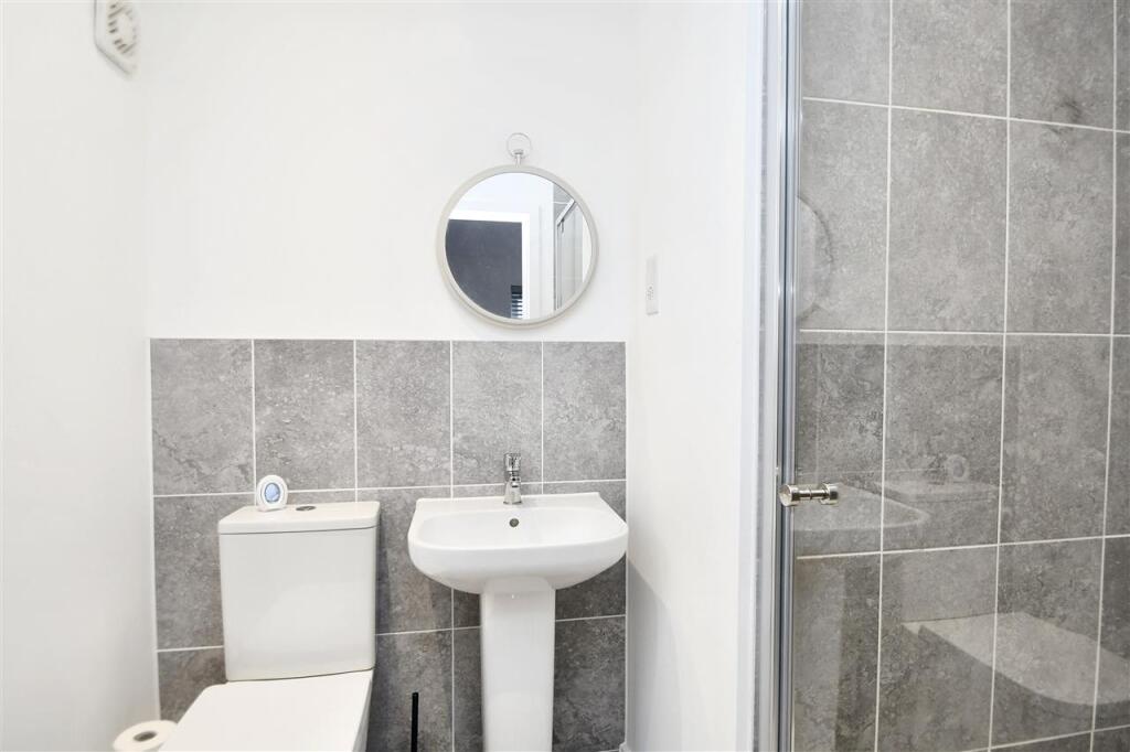 EN-SUITE SHOWER ROOM