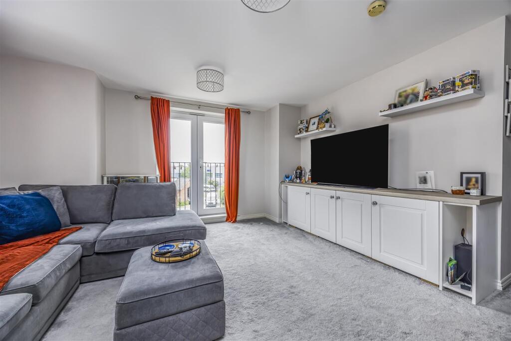 Flat 11, 2 East Shore Way, Baffins-PorticoMarketin