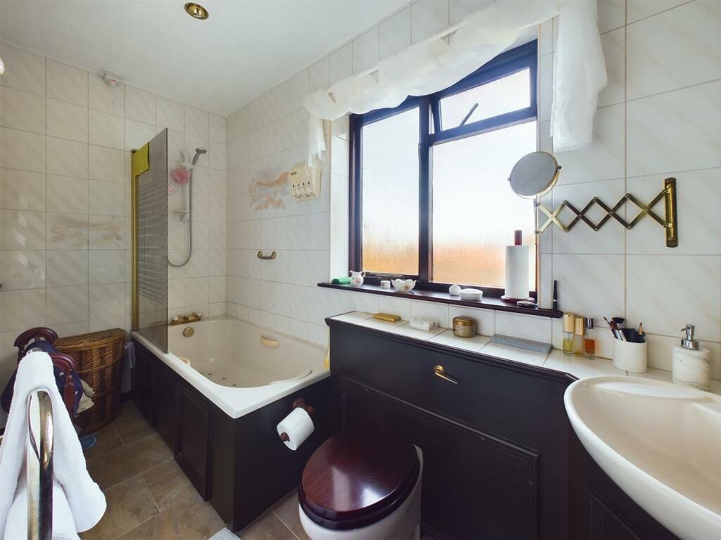 En-Suite Bathroom