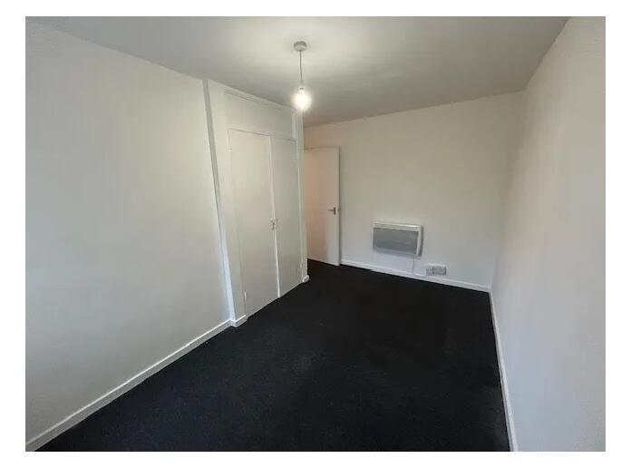 Neat, neutral single bedroom with built-in ward...