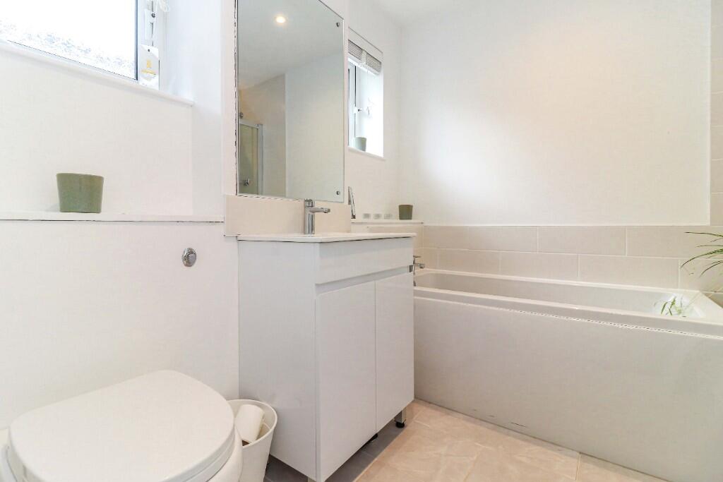 Bath/shower room