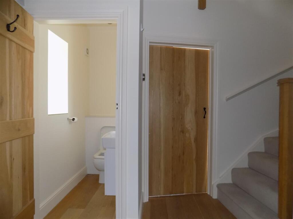 6 Moat Yard - Hall &amp; WC.JPG