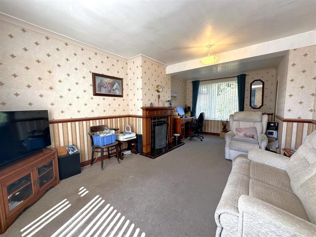 Dual-Aspect Lounger/Diner 355