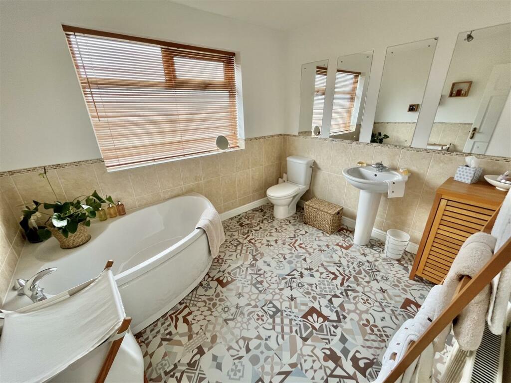 En Suite Bathroom.jpg