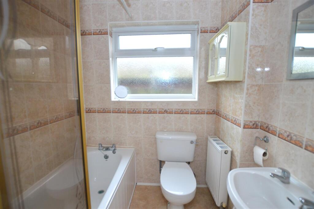 1 Bramley Close bath Jan 25.JPG