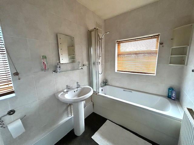 3-PIECE TILED BATHROOM