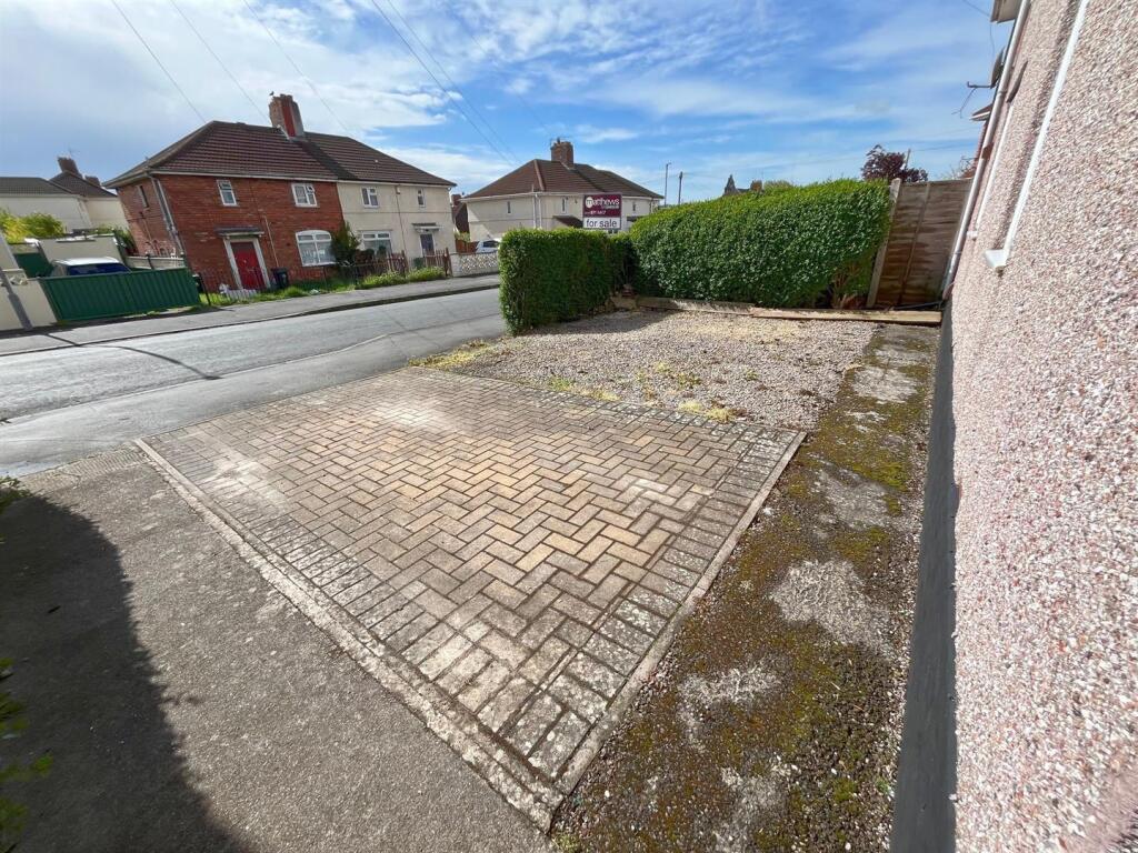 Front garden and driveway.jpg