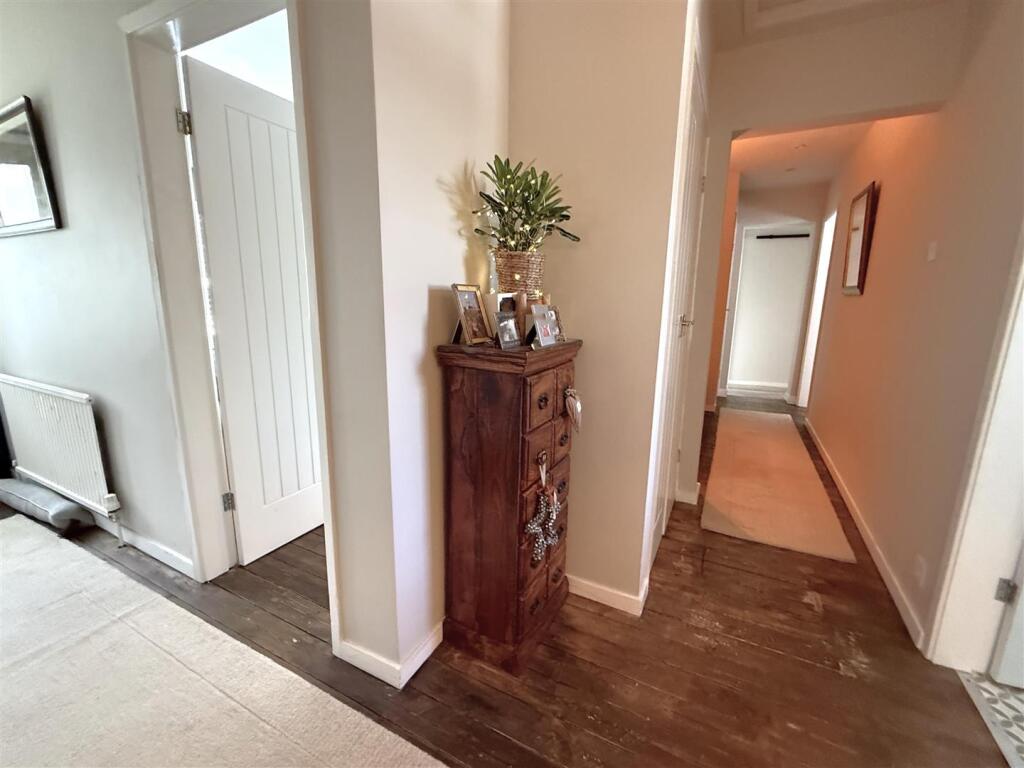 L SHAPED ENTRANCE HALL