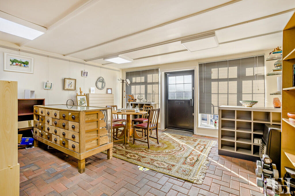 8637095-interiorW...