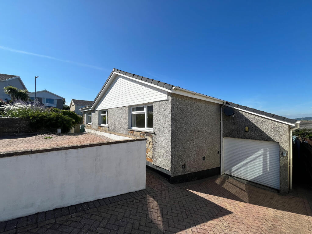 4_fh drive and garage 2