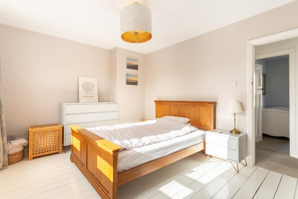 bedroom (2).jpg