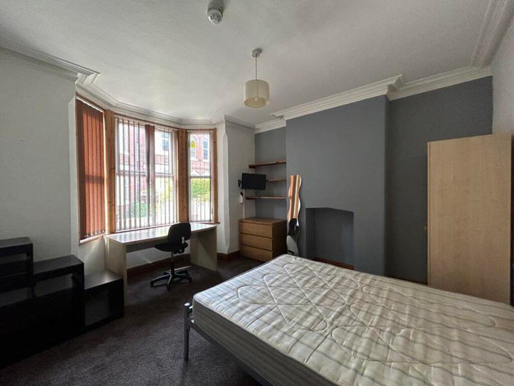 A spacious and bright double bedroom perfect fo...