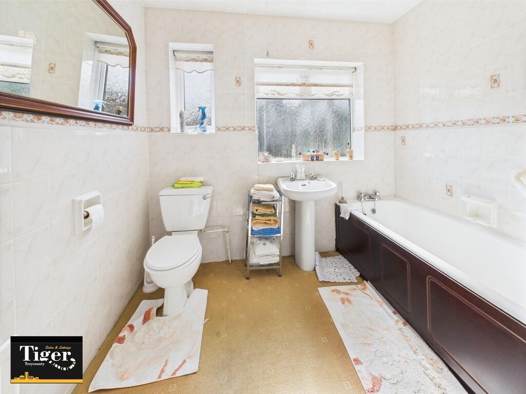 CAM02176G0-PR0585...