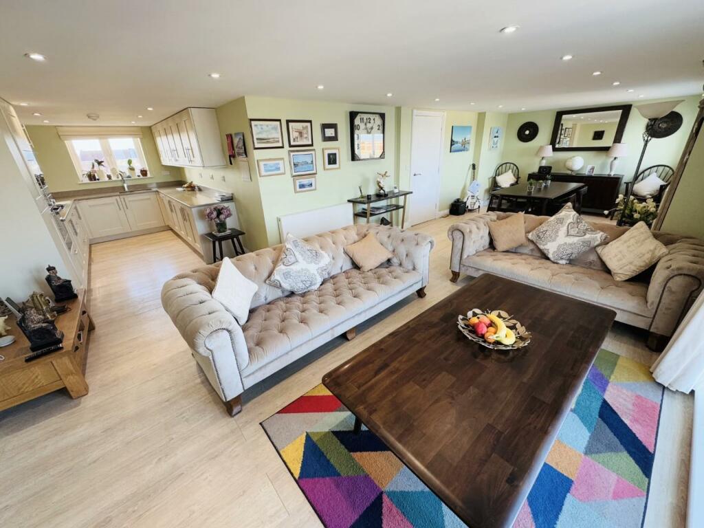 LOUNGE AREA