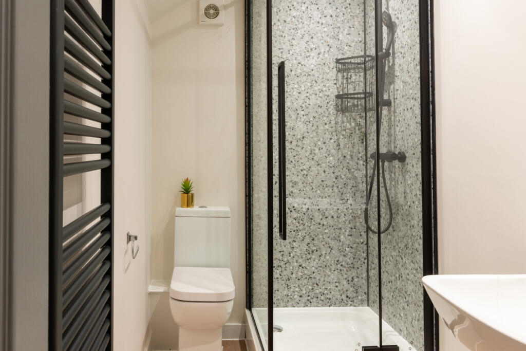 11 Well Street, Bathroom 1