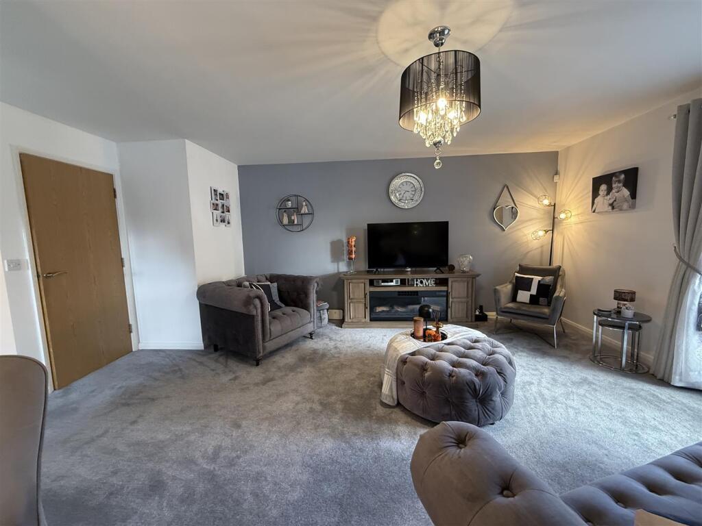 LOUNGE &amp; DINING AREA