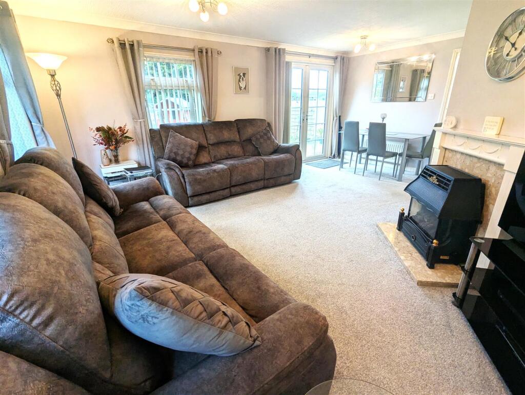 Lounge/Dining Room