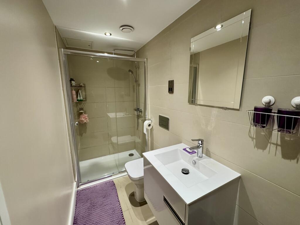 en-suite shower room