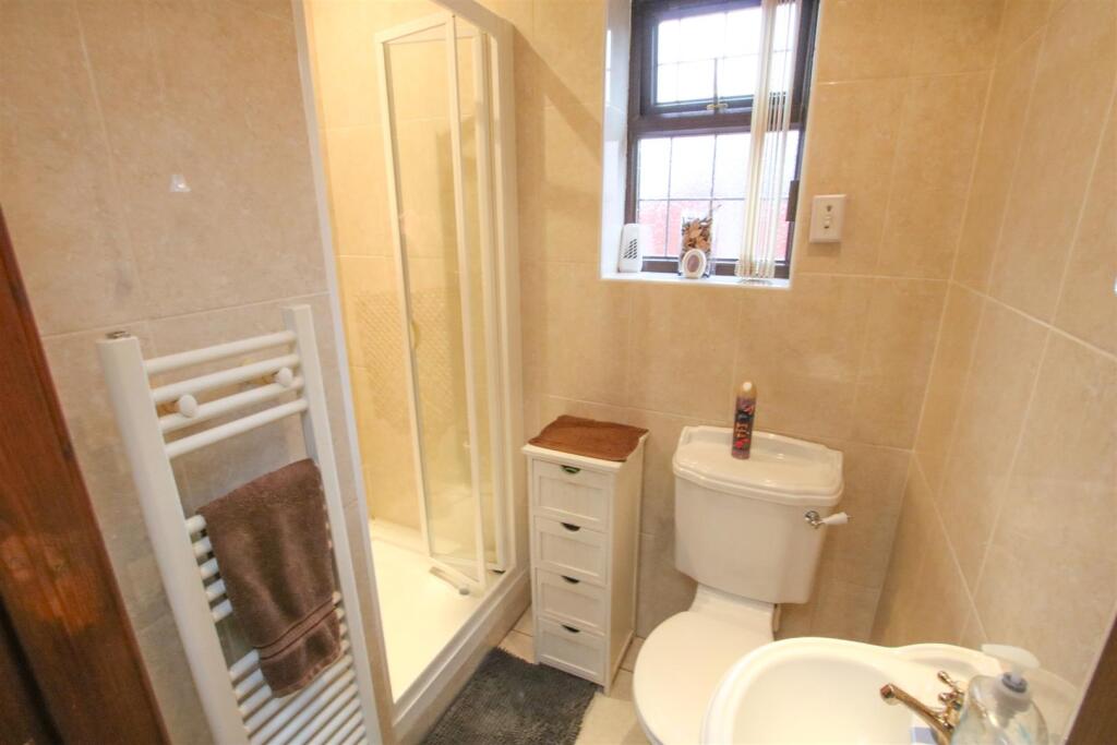 EN SUITE SHOWER ROOM