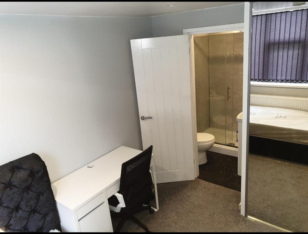 Rm1bath.jpg