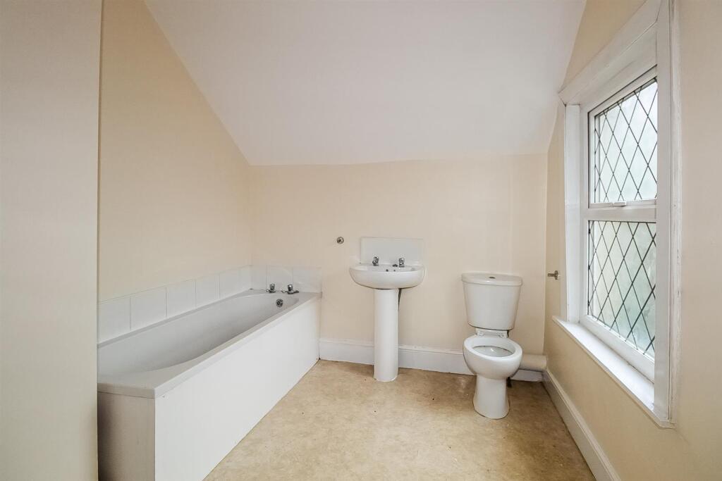 EN SUITE BATHROOM/W.C.