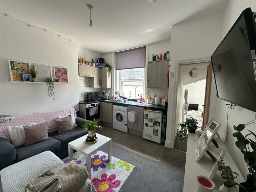 Lounge Kitchen.jpg