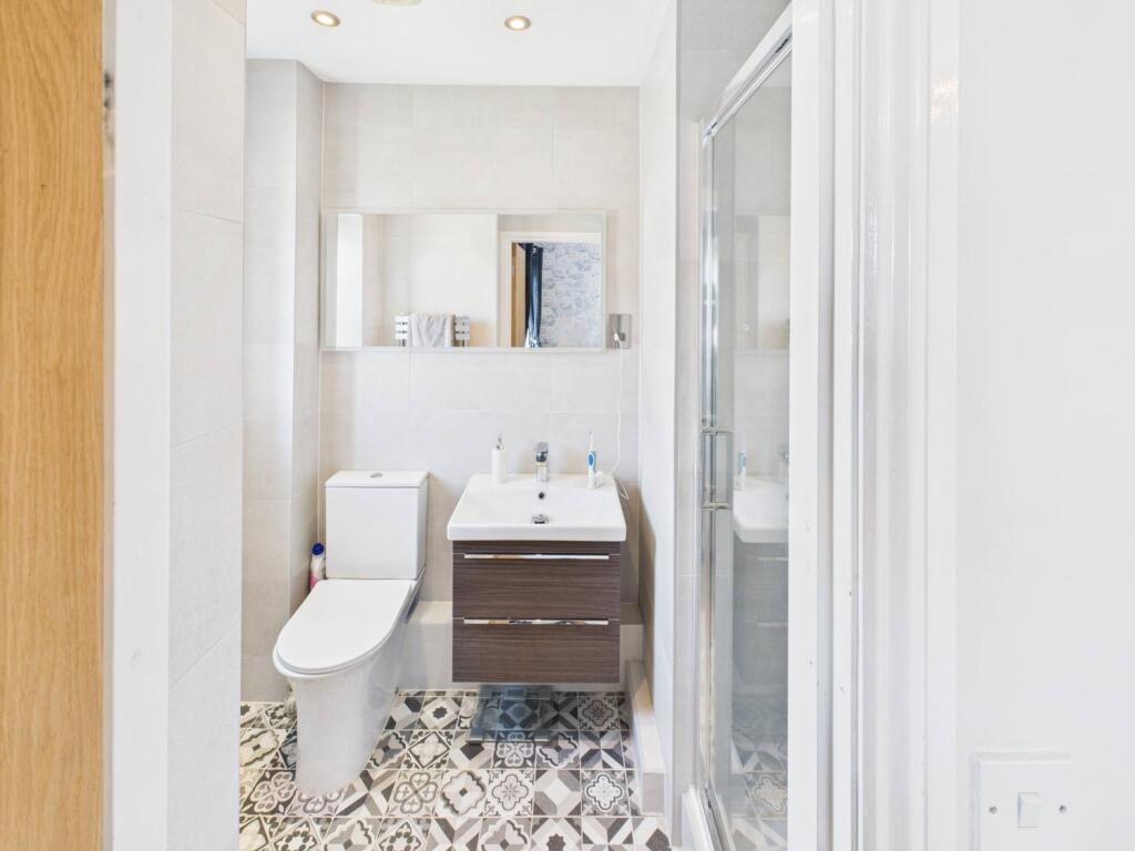 CAM04233G0-PR0017-STILL033