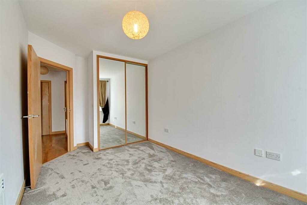 Bedroom 1_2.jpg