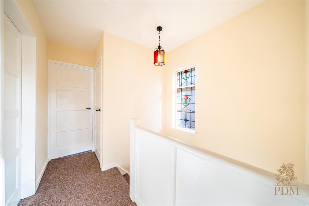 40 Russell Drive Wollaton Nottingham NG8 2BH