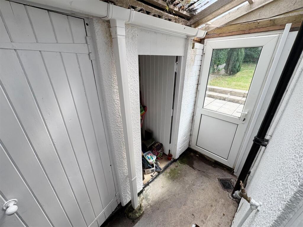 Lean to with wc.jpg